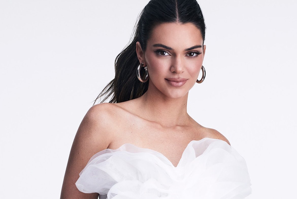 Kendall Jenner blickt in die Kamera in einem sommerlichen Kleid